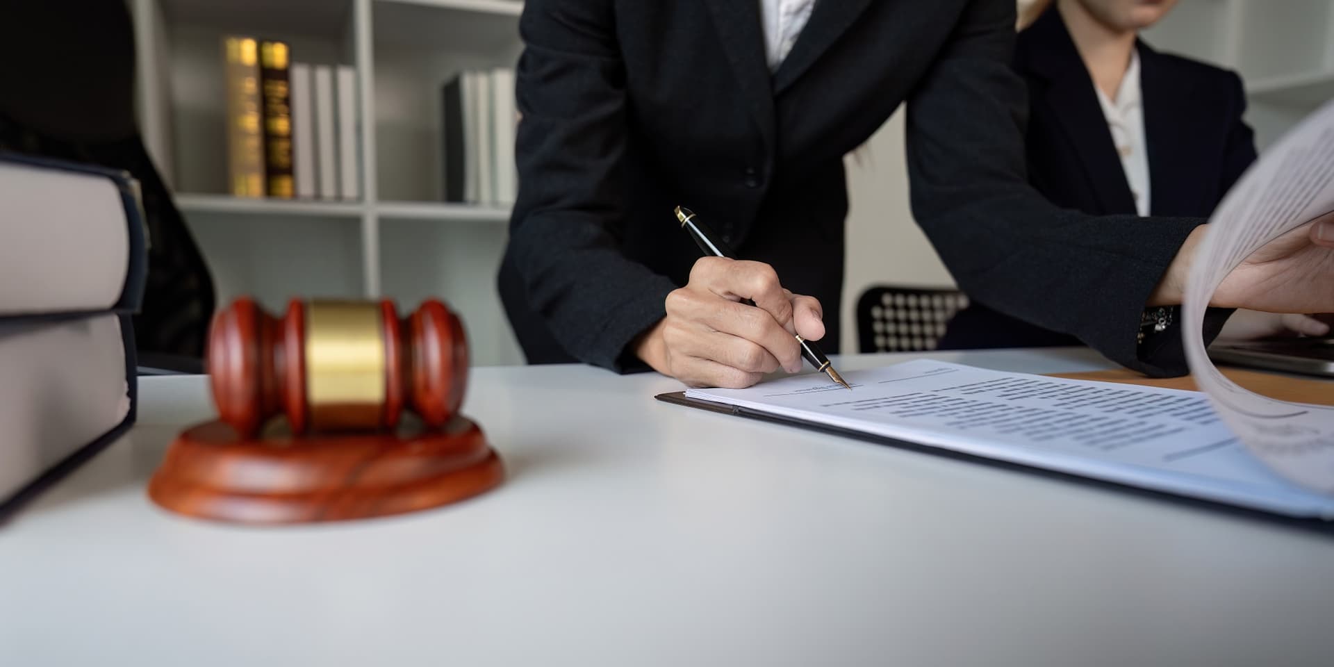 경찰조사연락 엔터테인먼트변호사의 사건 조력